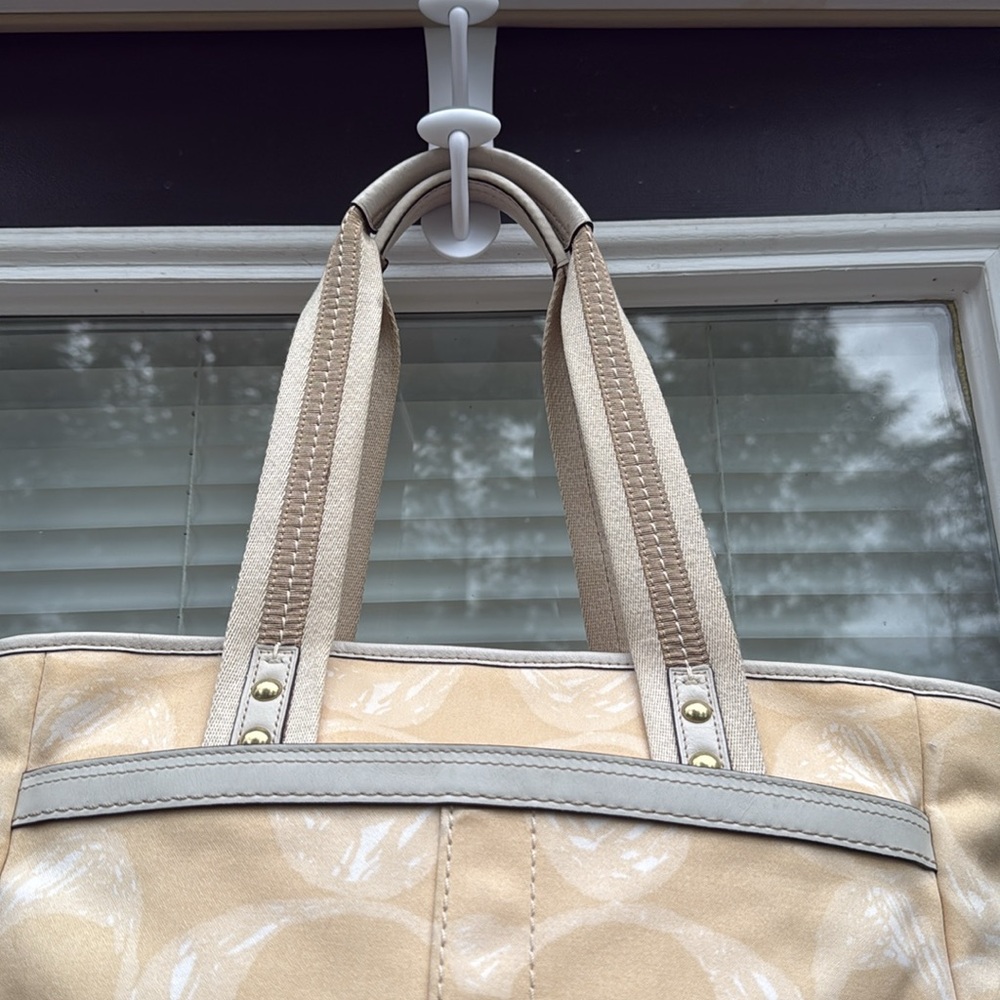 Coach Scribbles Signature C HamptonTote Bag (w/hang tag)(EUC) - Picture 6 of 16